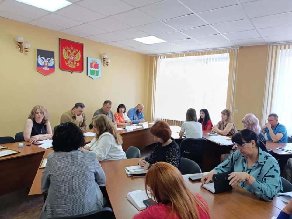 На еженедельном аппаратном совещании с начальниками управлений, отделов, секторов администрации округа и руководителями учреждений рассмотрели ряд вопросов