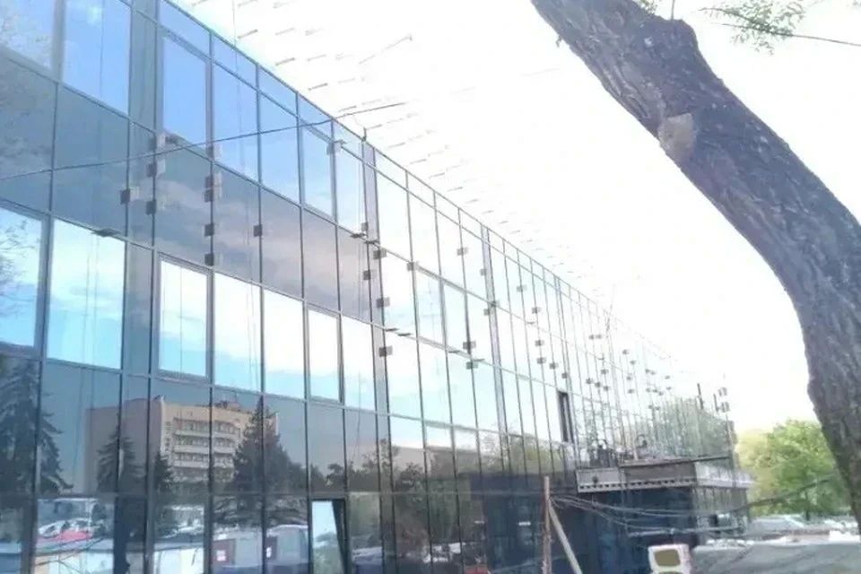 Для достижения целей государственной программы "Спорт России" рабочие из Петербурга восстанавливают спорткомплекс «Нептун» в Мариуполе