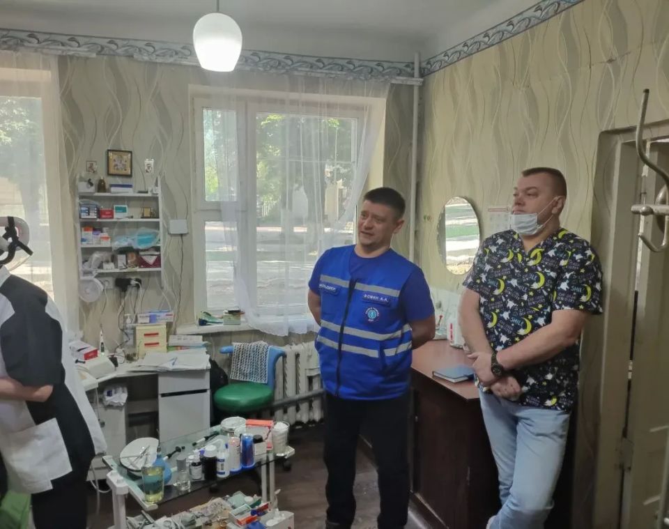Депутат Амвросиевского муниципального совета Александр Фомин встретился с коллективом стоматологического отделения Амвросиевской центральной районной больницы