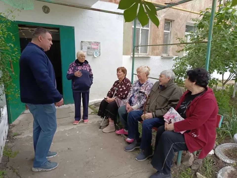 Заместитель главы муниципального образования городского округа Харцызск Виталий Легчилин провел встречу с жителями в городе Зугрэс по ул. Ленинградская