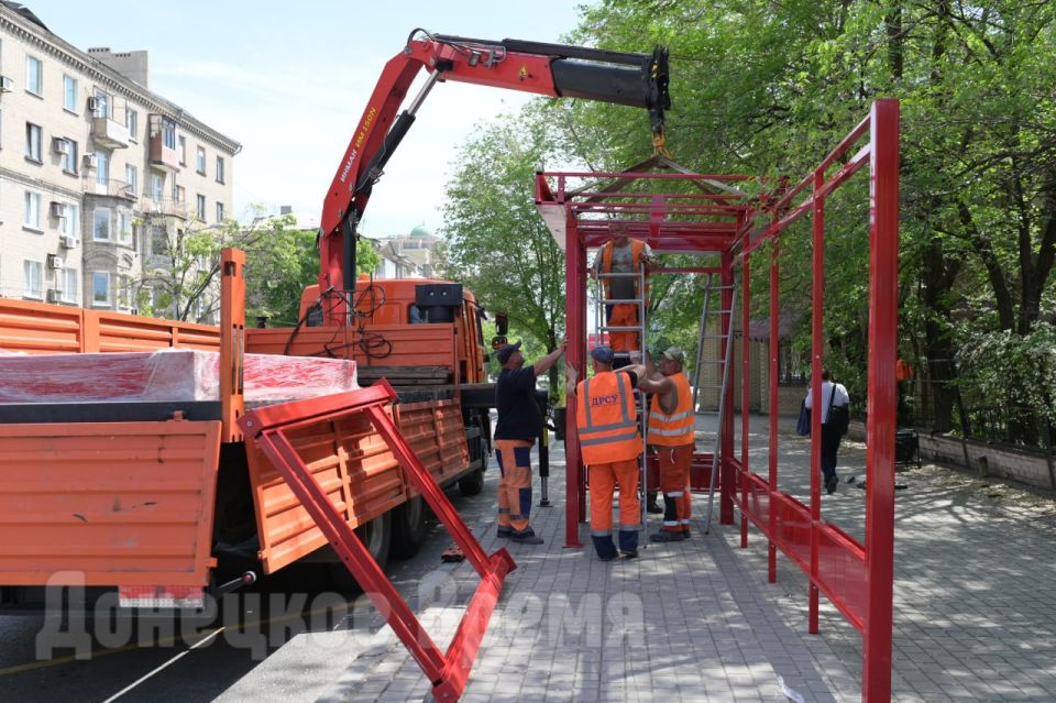 Не только к праздникам: в центре Донецка обновляют остановочные павильоны