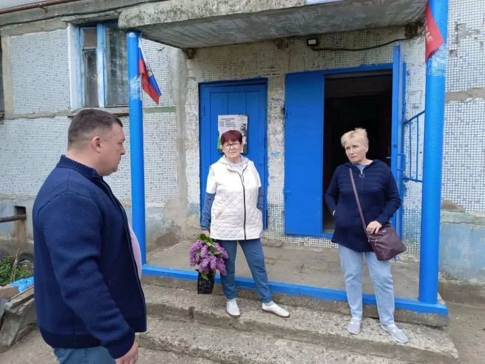 Заместитель главы муниципального образования городского округа Харцызск Виталий Легчилин провел встречу с жителями в городе Зугрэс по адресу: ул. 60 лет Октября, д. 1