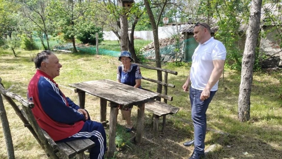 Депутат Амвросиевского муниципального совета Виталий Кучеренко провел встречу с жителями села Сеятель
