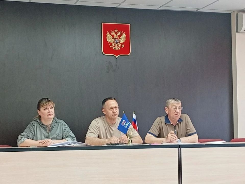 С заместителем главы администрации округа Александром Пеняевым и начальник управления жилищно-коммунального хозяйства Татьяна Коляденко провели заседание штаба по подготовке объектов к зиме