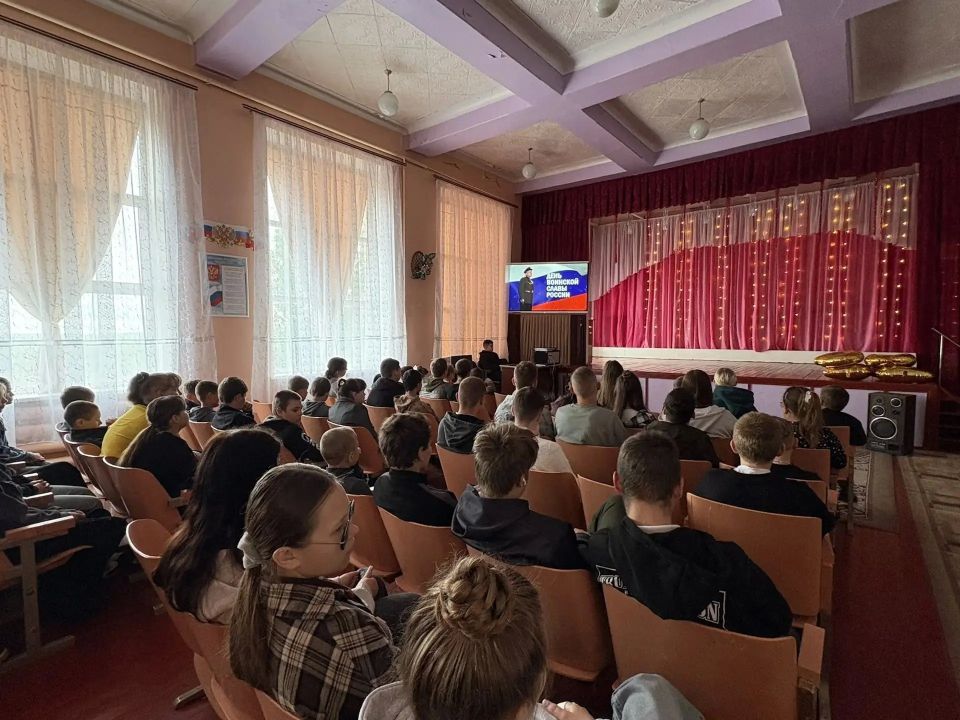 В Снежном прошли патриотические кинопоказы для учащихся