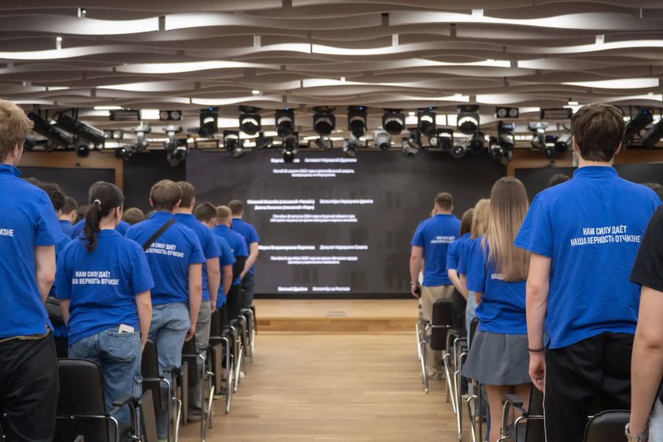 В день освобождения Мариуполя активисты встретилась с председателем «Молодой Гвардии» Антоном Демидовым