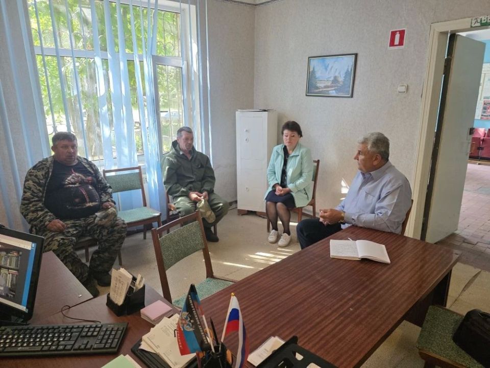 Депутат Амвросиевского муниципального совета Григорий Глуменко посетил село Лисичье и пообщался с местными жителями