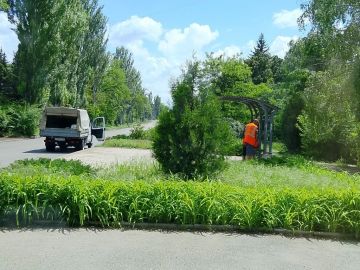 С целью приведения территории в надлежащее санитарное состояние силами МУП АГМ «Перспектива» проведены работы по уборке остановок общественного транспорта по ул. Кирова