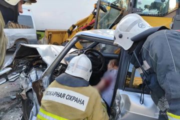 В Мариуполе сотрудники МЧС России спасли пострадавшего в ДТП водителя