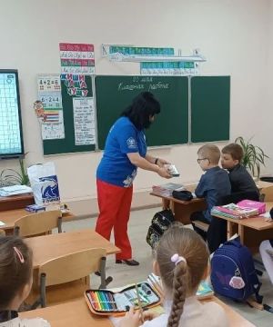Активисты «Единой России» передали первоклассникам седьмой школы города Ясиноватая коллекцию развивающих игр