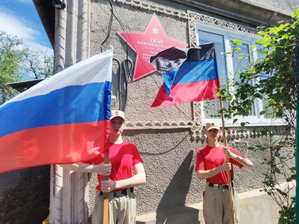 Помним Героя: В Торезе открыли "Парту Героя" и "Звезду Героя" в память о Василии Ткаче!