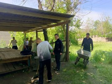 В Снежном юнармейцы провели трудовую акцию на территории школы № 2