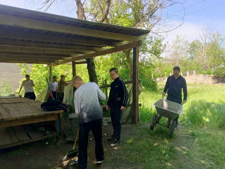В Снежном юнармейцы провели трудовую акцию на территории школы № 2