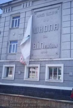 В Краматорске на здании школы отклеилась украинская перемога
