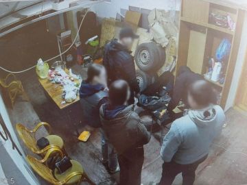 Двое приятелей ограбили знакомого после гаражного застолья в Торезе