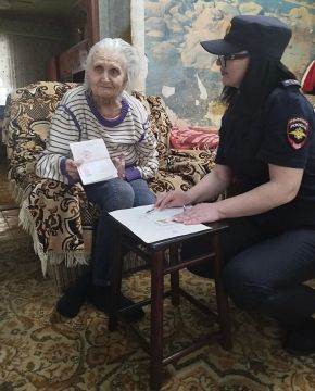 Полицейские помогли маломобильной женщине получить паспорт