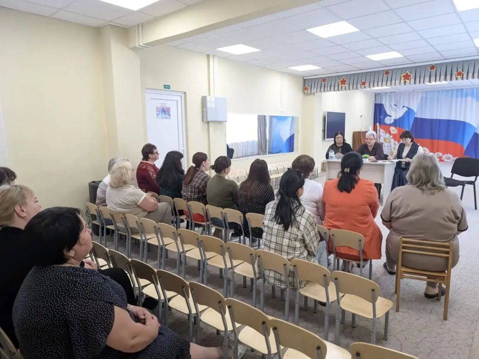 Заместитель главы Администрации Старобешевского муниципального округа Вера Немилостивая провела встречу с трудовым коллективом "Золотой ключик" города Комсомольское