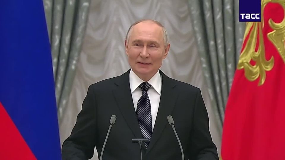 Все в РФ "служат трудовому народу", но получающие награды — лучше всех, заявил Путин