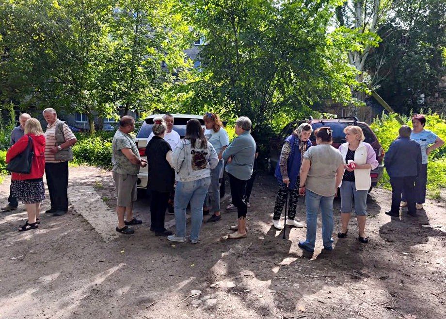 Иван Адамец: Депутат Донецкого городского совета Герман Полунин вместе с представителями управы района провёл встречу с жителями возле дома №100 по улице Ковалько