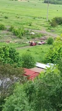 Свиньи на тарантасах сваливают мусор на ул. Независимости, 24 в Енакиево