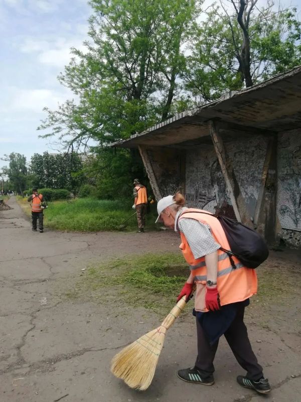 Коммунальщики Снежного продолжают благоустраивать территории общего пользования