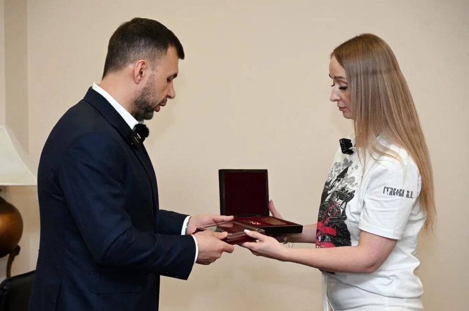 Пушилин передал Золотую Звезду Героя ДНР вдове погибшего генерал-майора Гудкова