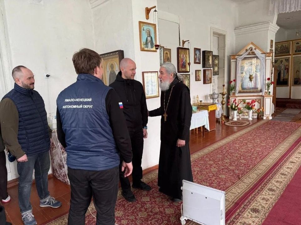 Делегация Пуровского района ЯНАО передала специальное облачение для проведения служб в храме Волновахского округа