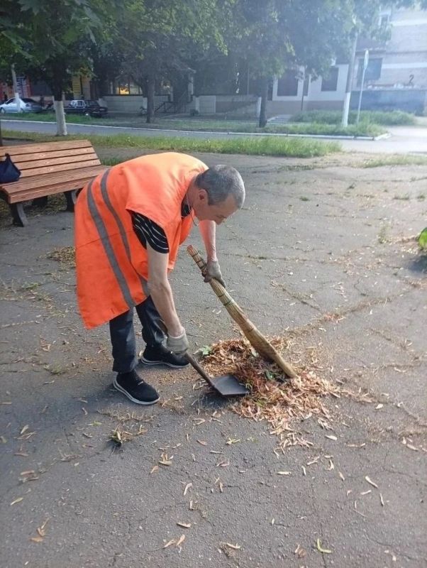 Коммунальщики Снежного продолжают благоустраивать территории общего пользования