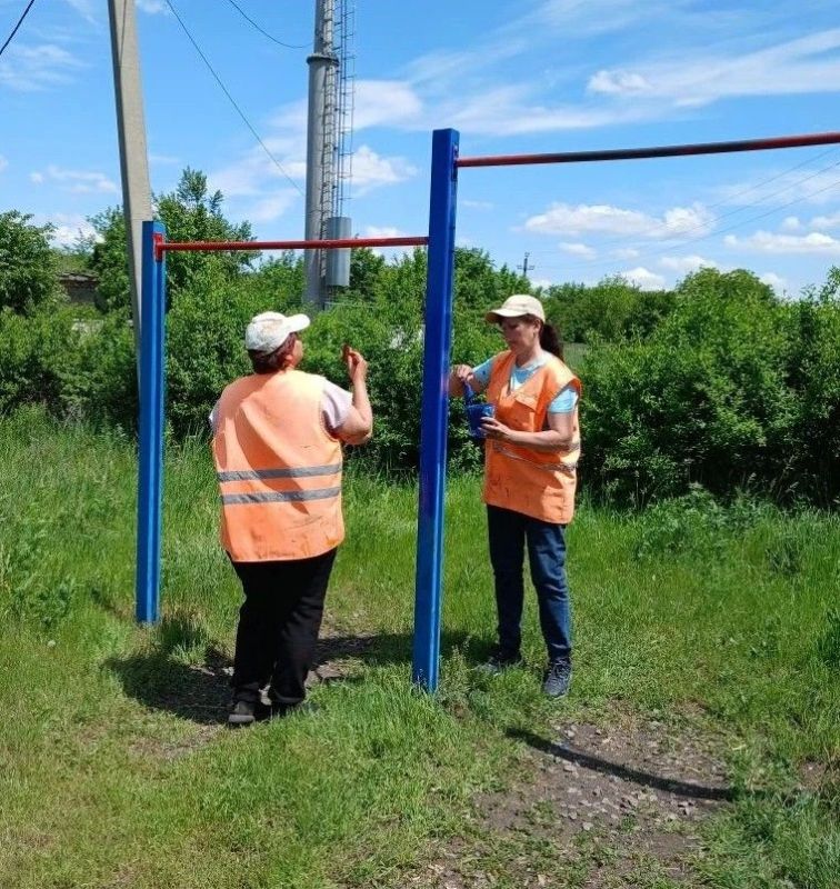 В Снежном продолжаются работы по благоустройству общественных территорий