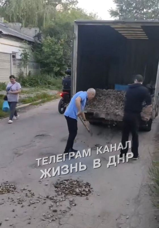 Жители Боссе в Донецке устали от дорожных ям и сами начали засыпать их щебнем