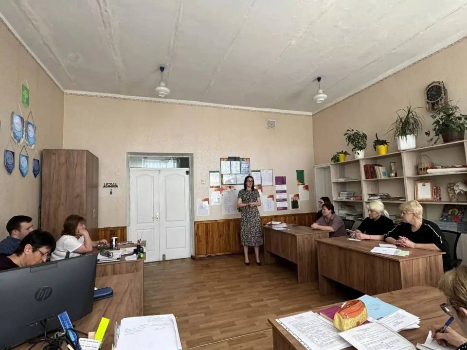 Депутат Старобешевского муниципального совета ДНР от партии «ЕДИНАЯ РОССИЯ» Алина Шпатусько провела встречу с трудовым коллективом Старобешевской школы № 2