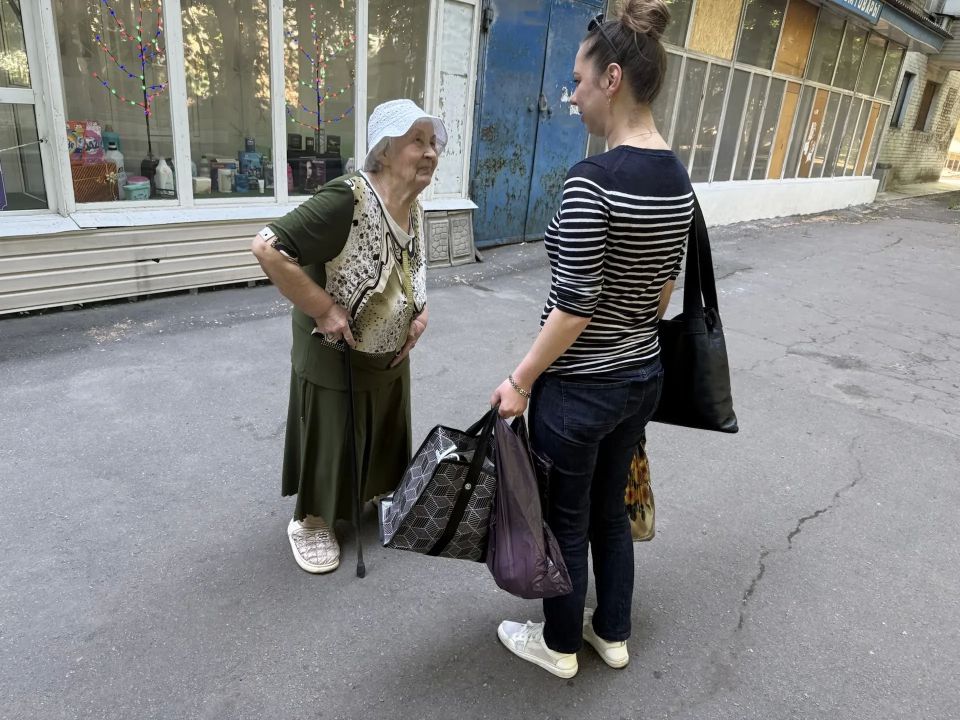 В рамках акции «Маленькие добрые дела» отдел опеки и попечительства администрации городского округа помог одинокой женщине приобрести продукты питания, а также оказал поддержку в решении бытовых вопросов