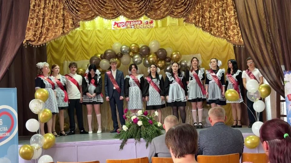 Новая глава жизни: Последний звонок прозвенел для выпускников Коммунаровской школы