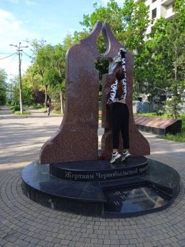 Коммунальщики проводят уборку памятников