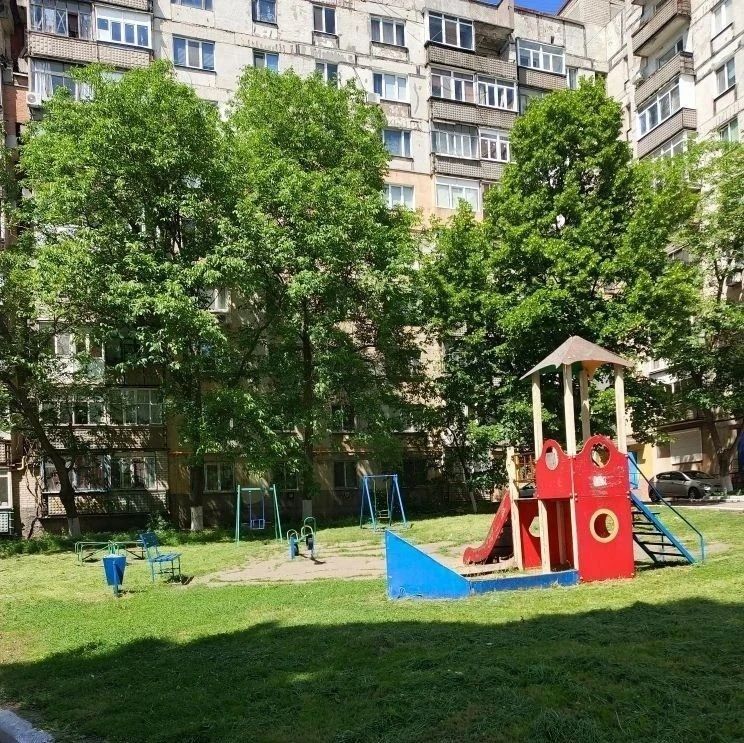 В городском округе Снежное на улицах Советской и Терешковой работники Снежнянского филиала Единого регионального фонда по управлению многоквартирными домами провели покос травы