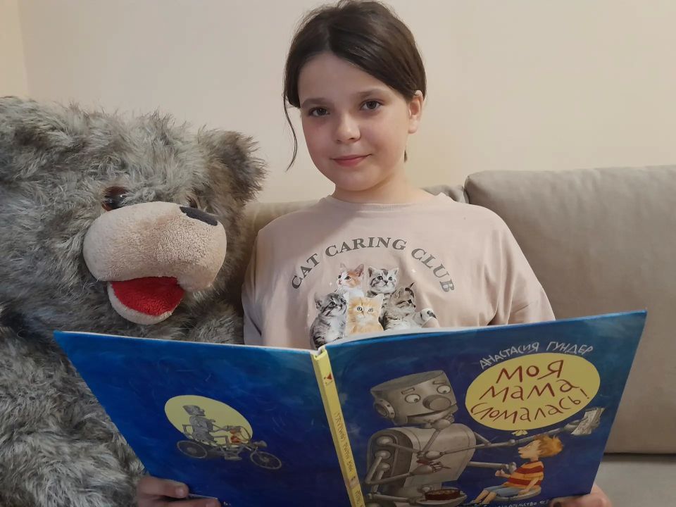 Сотрудники детской библиотеки-филиала провели фото акцию «Девчонки и мальчишки растут от книжки к книжке»