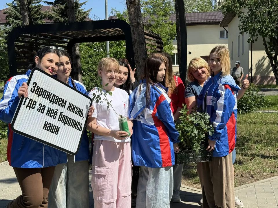 Дружба, которая цветёт!. В честь Дня города Санкт-Петербурга на территории ПГТУ-филиала НИУ МГСУ в Мариуполе появилась особенная «Аллея Дружбы»