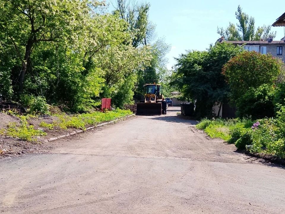 Для приведения территории в надлежащее состояние после проведения ремонтных работ силами Филиала «Макеевкатеплосеть» ГУП ДНР «Донбасстеплоэнерго» выполнены работы по обратной засыпке участка теплотрассы по ул. Амурской