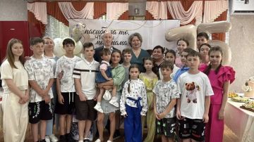 Сергей Парчевский в рамках акции «Добрые дела» поздравил многодетную мать с 75-летием