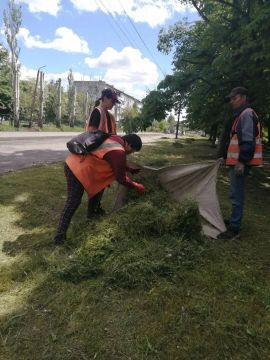 Коммунальщики Снежного продолжают благоустраивать территории общего пользования