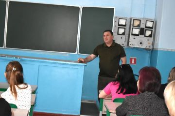 Игорь Лызов: Встретился с коллективом Амвросиевской школы №2