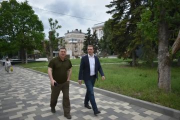 Вице-премьер Владимир Ежиков осмотрел объекты восстановления в подшефном Амвросиевском муниципальном округе
