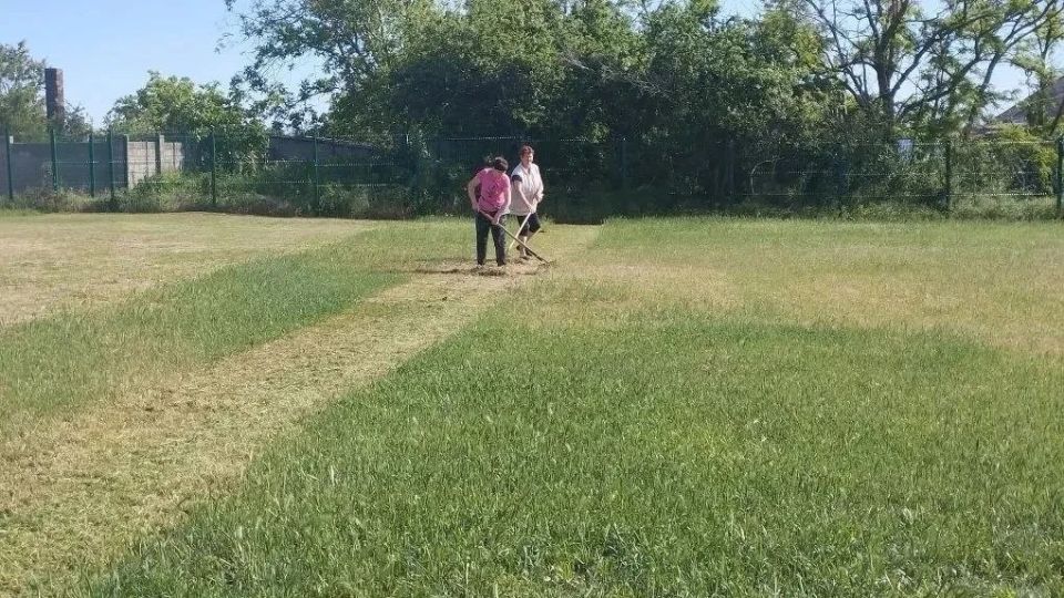 Футбольное поле в Портовской школе готово к лету