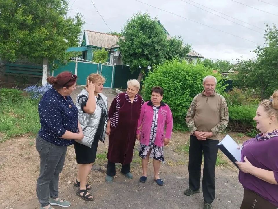 Вчера, 27 мая, сотрудники Зуевского территориального отдела Администрации муниципального образования провели встречу с гражданами в с. Золотаревка на ул. Победы, 39