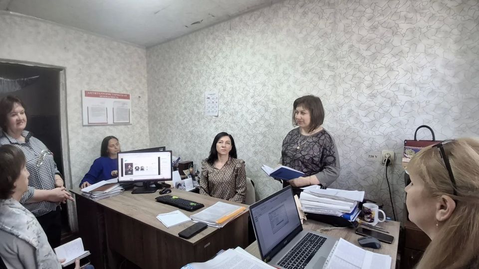 Сегодня депутат Тельмановского муниципального совета Наталья Зубач провела встречу с коллективом МБУ «Тельмановская централизованная библиотечная система»