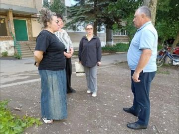 Игорь Мартынов: Встречи с населением. 28 мая заместитель главы администрации муниципального образования городского округа Енакиево Сергей Божик провёл выездную встречу с населением по адресу: г. Енакиево, ул. Саратовская, 9....