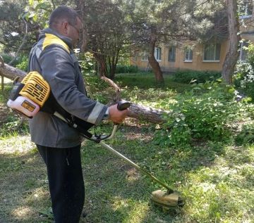 С целью приведения территории в надлежащее санитарное состояние в Кировском внутригородском районе города Макеевки силами Макеевского филиала НКО «ЕДИНЫЙ РЕГИОНАЛЬНЫЙ ФОНД ПО УПРАВЛЕНИЮ МНОГОКВАРТИРНЫМИ ДОМАМИ НА ТЕРРИТОРИИ...