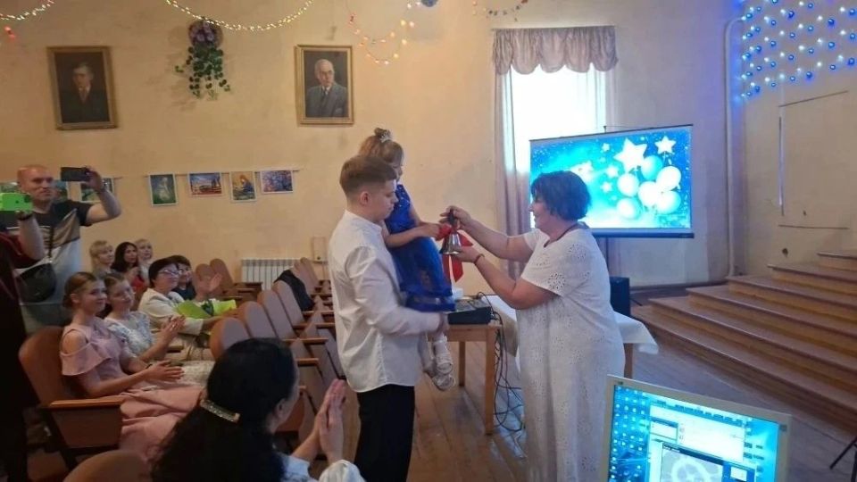 27 мая в стенах Зугрэсской детской школы искусств прошел Выпускной вечер