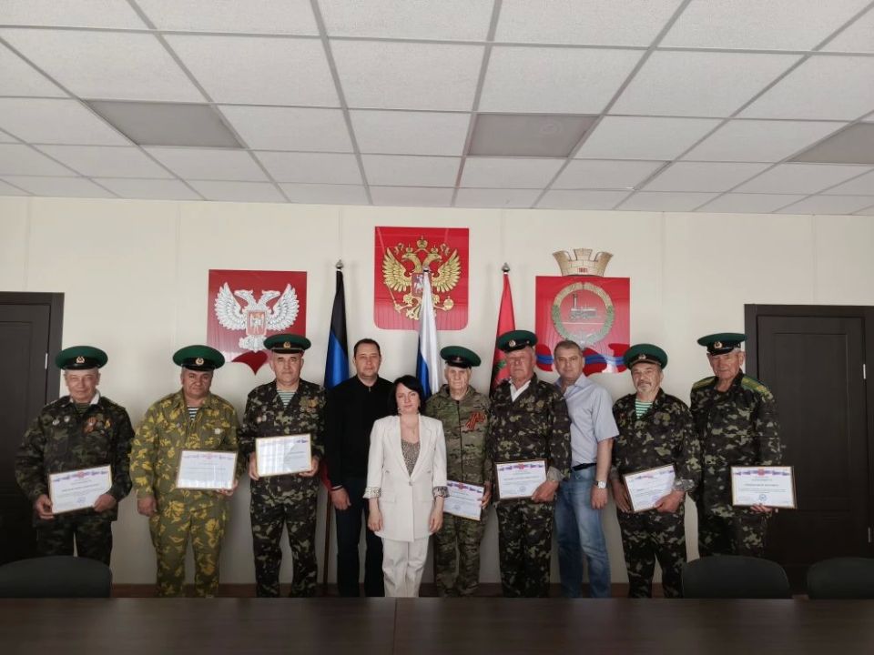 Константин Зинченко: Сегодня совместно с председателем Волновахского муниципального совета, депутатом от фракции «Единая Россия» Таймуразом Арсоевым, координатором Женского движения «Единая Россия» Еленой Снисаренко вручил...