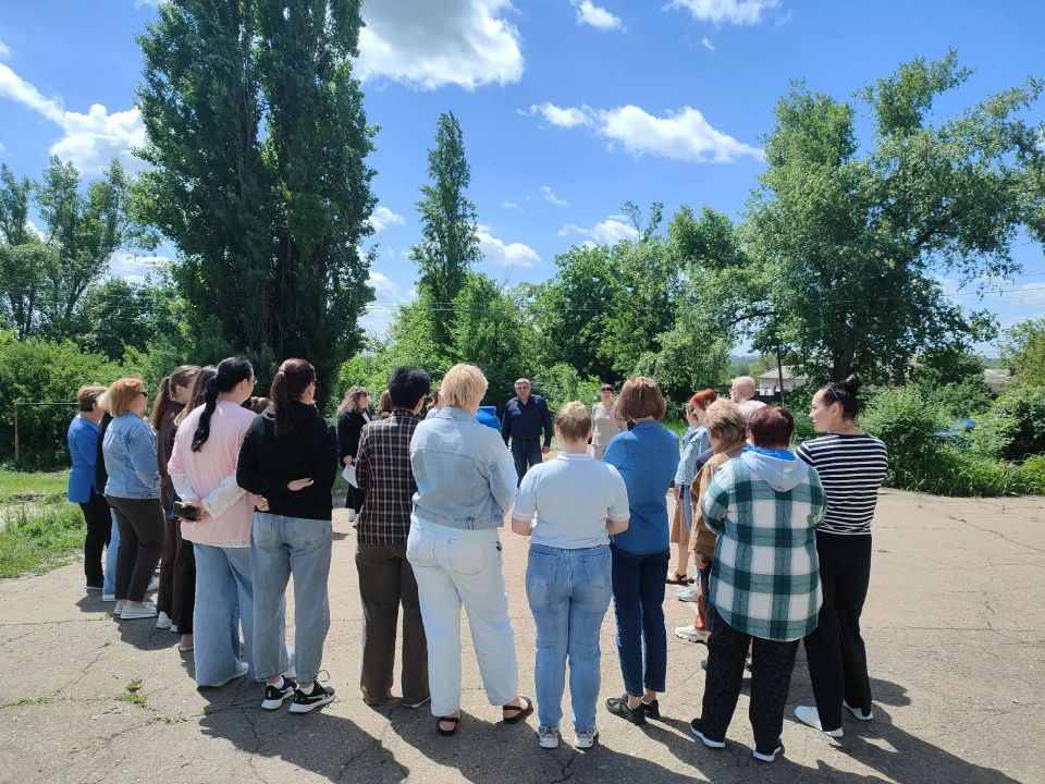 Сегодня, 28 мая, руководитель Управы Кировского внутригородского района Администрации городского округа Макеевка Донецкой Народной Республики Андрей Хорошко провел встречу с жителями района на подведомственной территории...